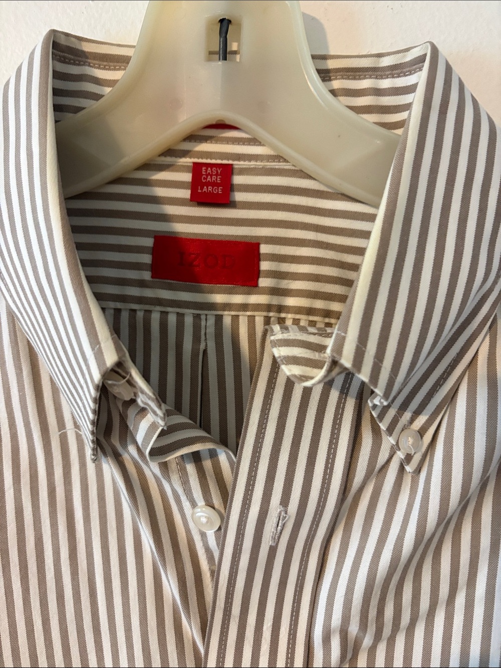 Izod Men's Tan & White Vertical Stripe Button-Down Shirt. LIKE NEW.-